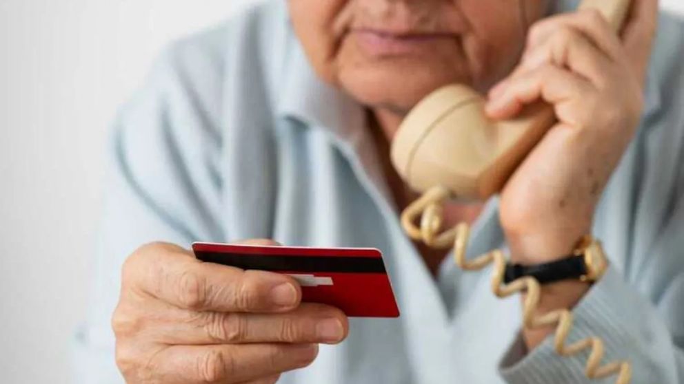 Alerta jubilados: cuidadores usan sus tarjetas para cometer estafas