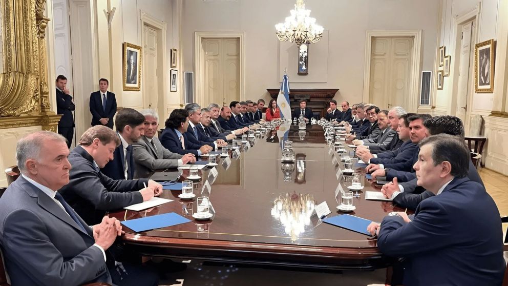 Javier Milei y sus ministros se reúnen con 20 gobernadores tras el triunfo en las urnas.