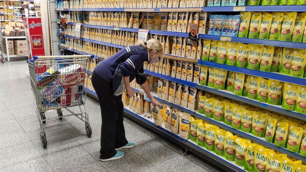 Cada vez más argentinos recurren a la tarjeta de crédito para llenar el changuito: el 45% de las compras en supermercados se financia con deuda, según un estudio de la UBA.