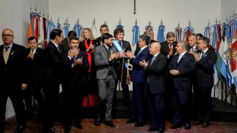 Milei se reunirá con los gobernadores en la Casa Rosada tras su triunfo en las elecciones legislativas.