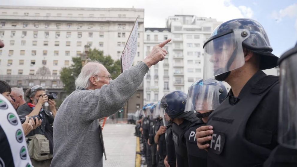 Tensión en la marcha de jubilados en el Congreso.