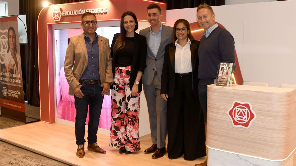 De izquierda a derecha, el equipo de Evolución Seguros presente en Todo Riesgo: Abel Caballero (Jefe del Departamento Comercial), Carolina Molinari (Especialista en Desarrollo de Negocios), Pablo Britos (Subgerente General), Natalia Olmos (Gerente General