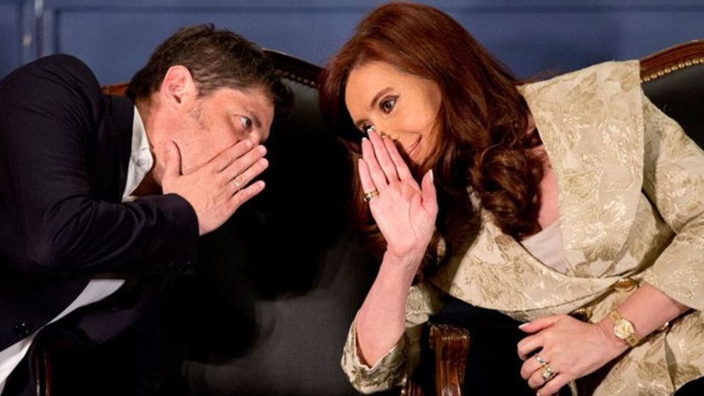 Axel y Cristina demoran el encuentro que le daría al peronismo un mensaje de cohesión en plena campaña electoral.