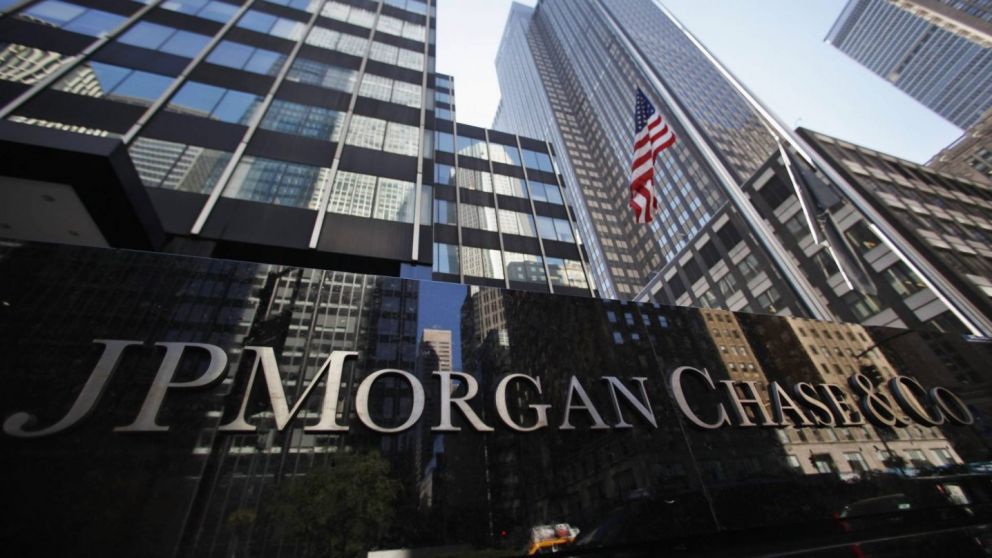 JP Morgan anticipa una fuerte baja del riesgo país argentino y destaca el respaldo político y externo como claves de la recuperación.