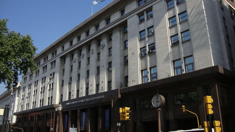 ARCA abre datos de cuentas argentinas en EEUU.