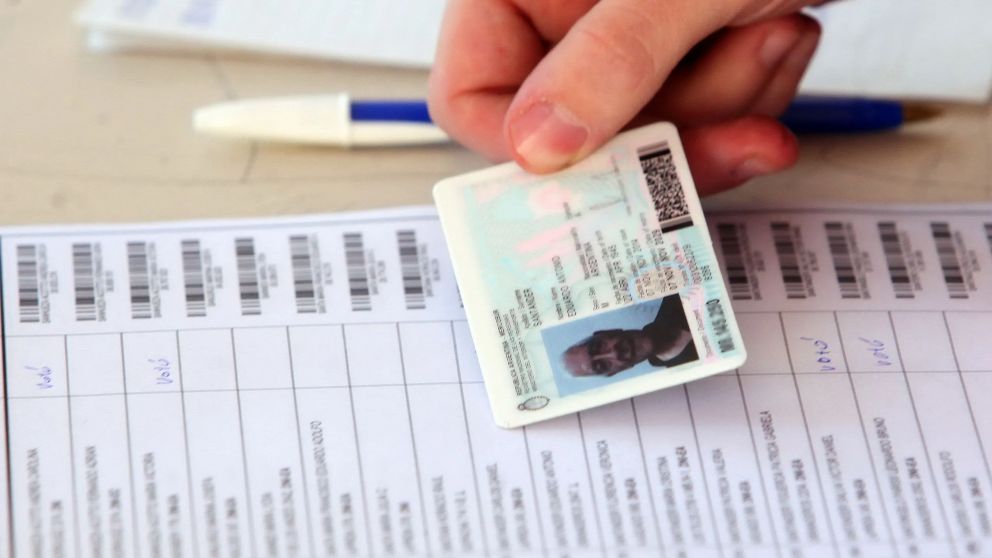 Mendoza, 22/02/15. Se están realizando las Primarias Abiertas Simultáneas y Obligatorias (PASO), donde los votantes de la provincia de Mendoza en los departamentos de Capital y San Carlos, eligen a los candidatos de cada partido.