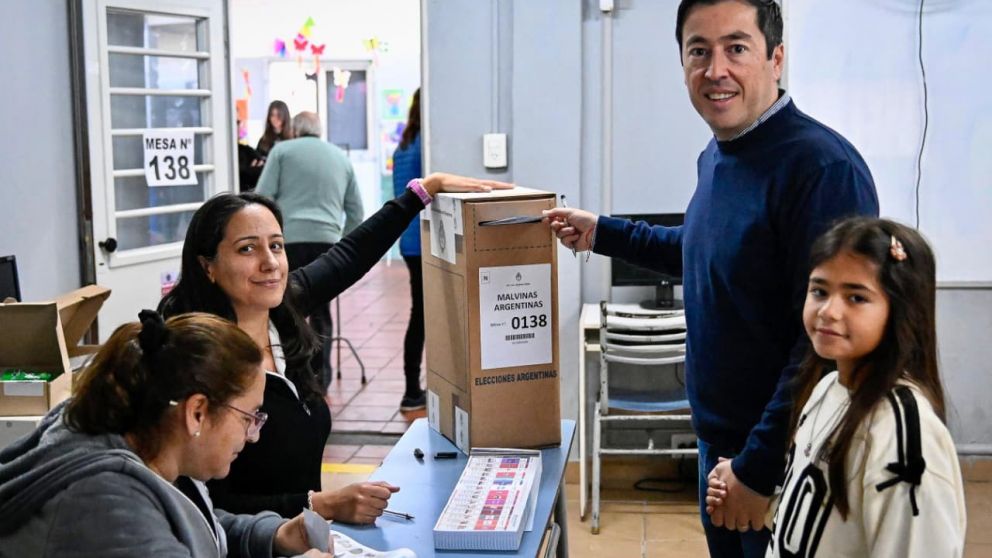 Leo Nardini votó en Grand Bourg y convocó a fortalecer la democracia