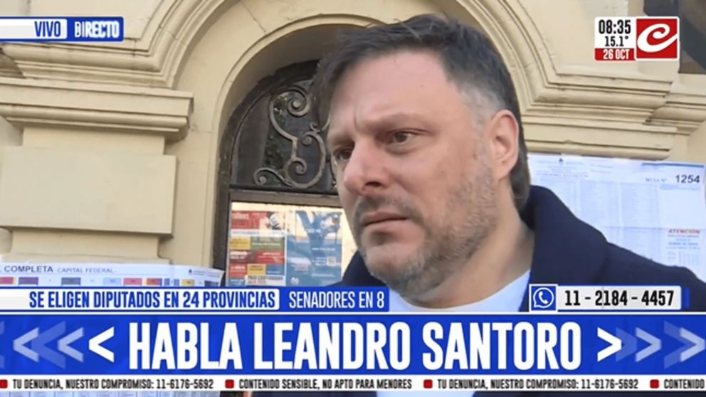 Leandro Santoro vot� en la ma�ana de este domingo en una escuela del barrio porte�o de San Crist�bal (Cr�nica HD).