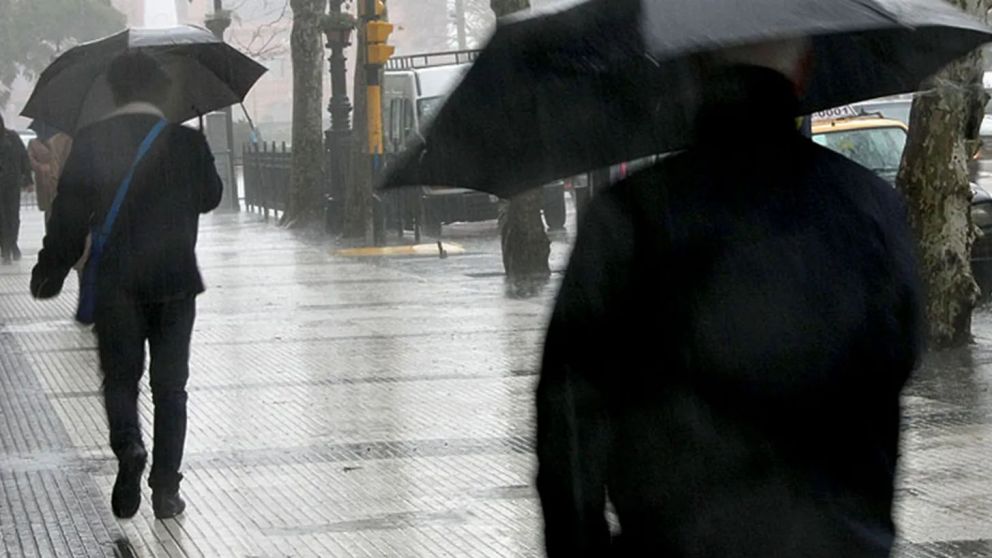 La Ciudad desplegó un operativo con equipos de emergencia desde la madrugada ante las lluvias que son récord