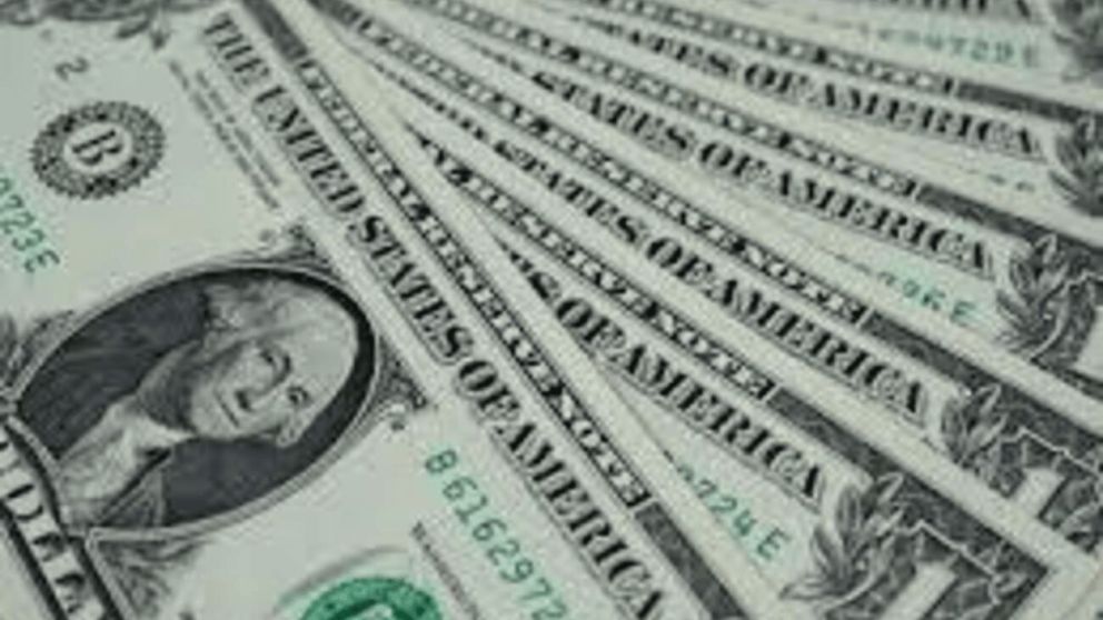 El raro billete de 1 dólar que puede alcanzar un valor de 700 dólares