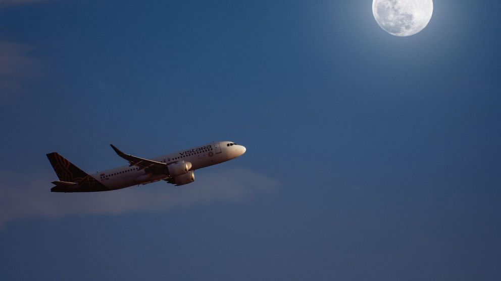 Durante la noche, los aviones parecen desaparecer del cielo, pero cuando uno pasa, su sonido es sorprendentemente fuerte.