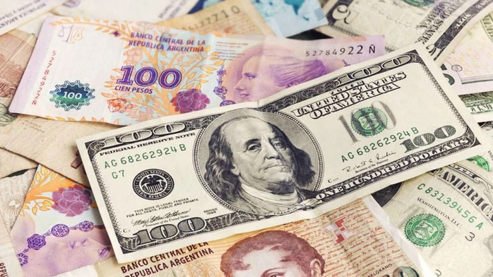 El dólar mayorista baja pero los bonos se hunden.
