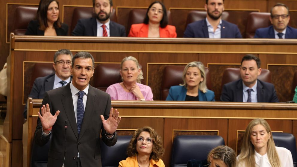 sánchez anuncia la retirada definitiva de símbolos franquistas en noviembre