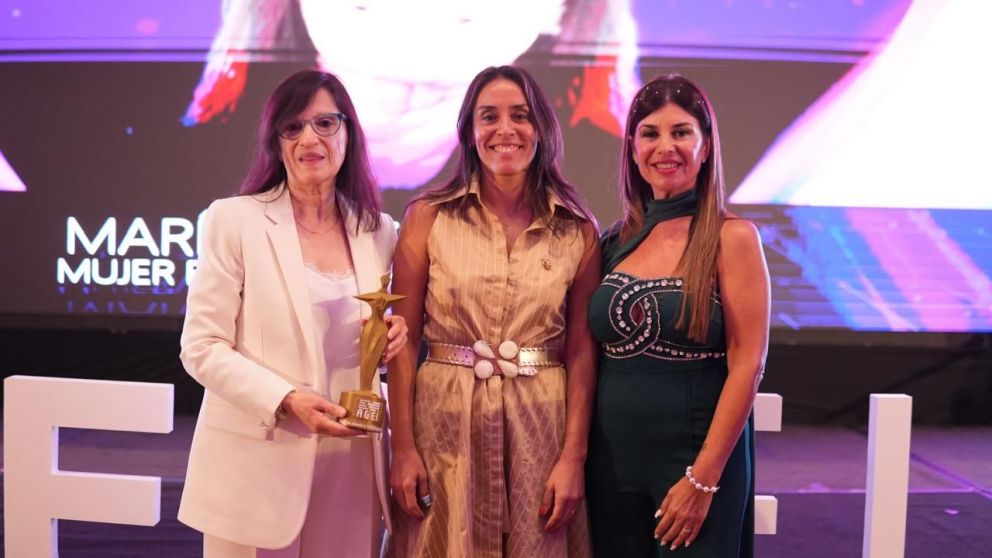 María Teresa Dova recibió el premio a la Mujer en Ciencia y Tecnología que fue entregado por Laura Favaloro, directora de RRII, Comunicación y Fundraising de la Fundación Favaloro, que integra la red BASA del Grupo Olmos. La acompaña Lina Anllo