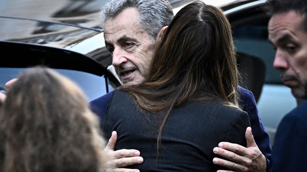Sarkozy se despide de su esposa, Carla Bruni, antes de entrar a prisión