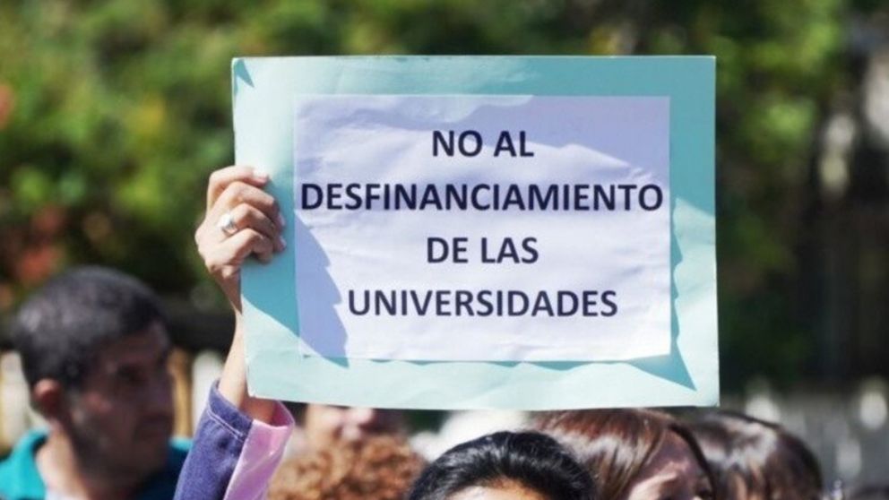 "Fortalezcamos la unidad en la defensa de la universidad pública con salarios dignos", expresó el gremio