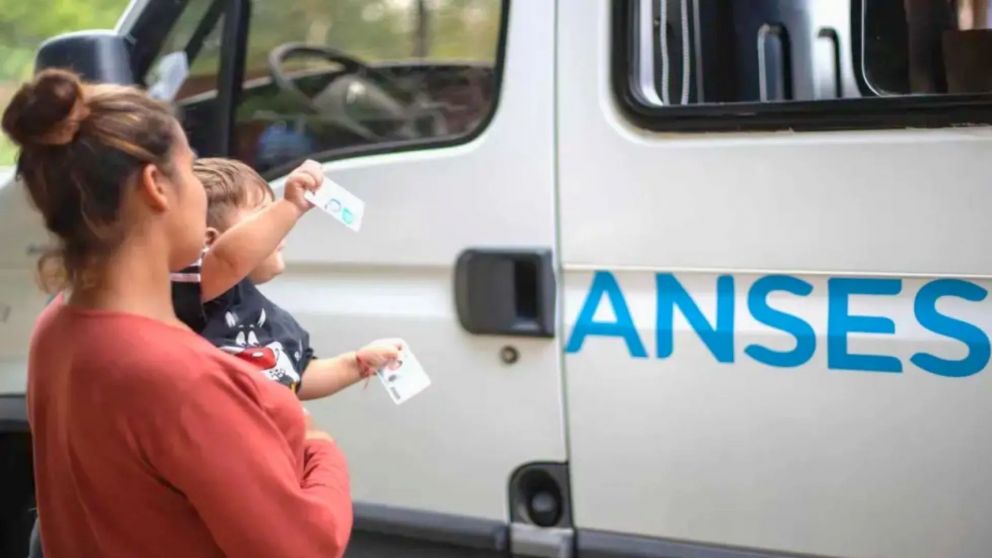 Confirmaron el aumento a las AUH en noviembre: los nuevos montos