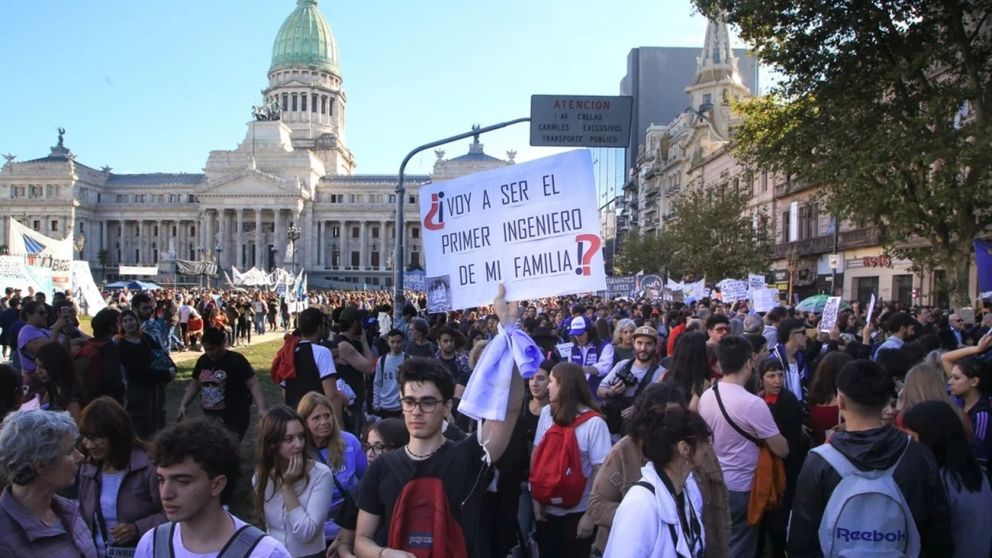 Entre los reclamos y denuncias universitarias aparece la "precarización laboral"