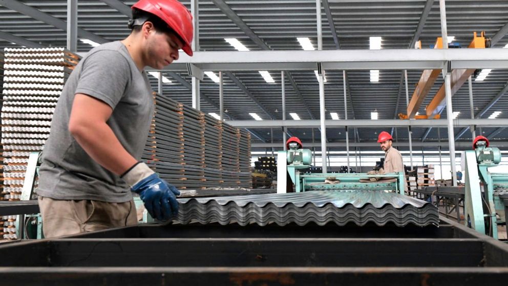 NOTICIAS ARGENTINAS BAIRES, MAYO
20:El sector metalúrgico
registró en abril una caída de
19,5% en forma interanual y
acumuló en el primer
cuatrimestre una contracción de
8,6%, según un informe de la
Asociación de Industriales
Metalúrgicos de la Re