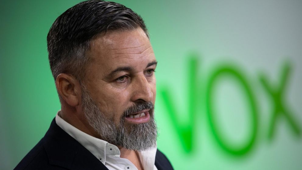 abascal critica a sánchez por eliminar el cambio de hora