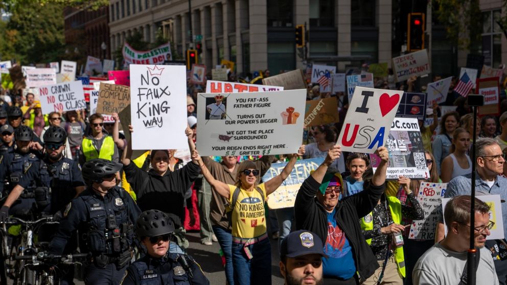 Millones de personas se han manifestado en las principales ciudades de Estados Unidos y en el extranjero contra el autoritarismo del presidente Donald Trump.