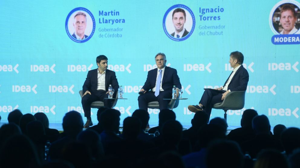 Ignacio Torres y Martín Llaryora en el Coloquio de IDEA