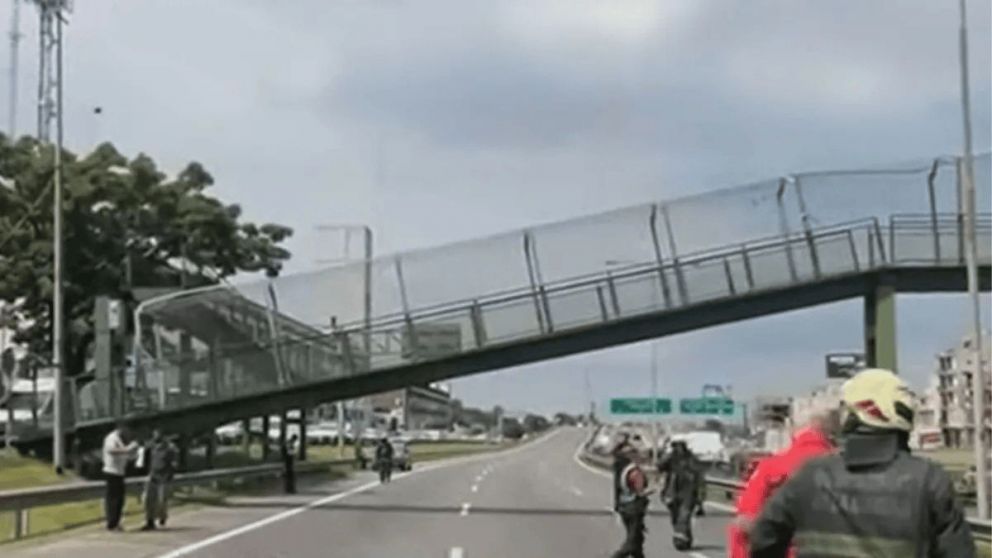 Camión chocó y derribó un puente en General Paz.