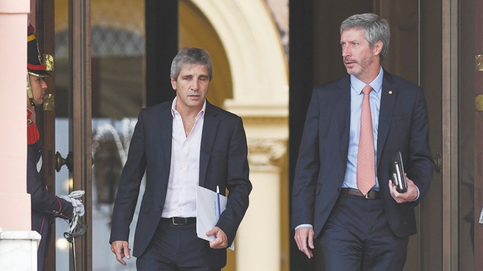 La economía bimonetaria le da "sorpresas" al gobierno libertario