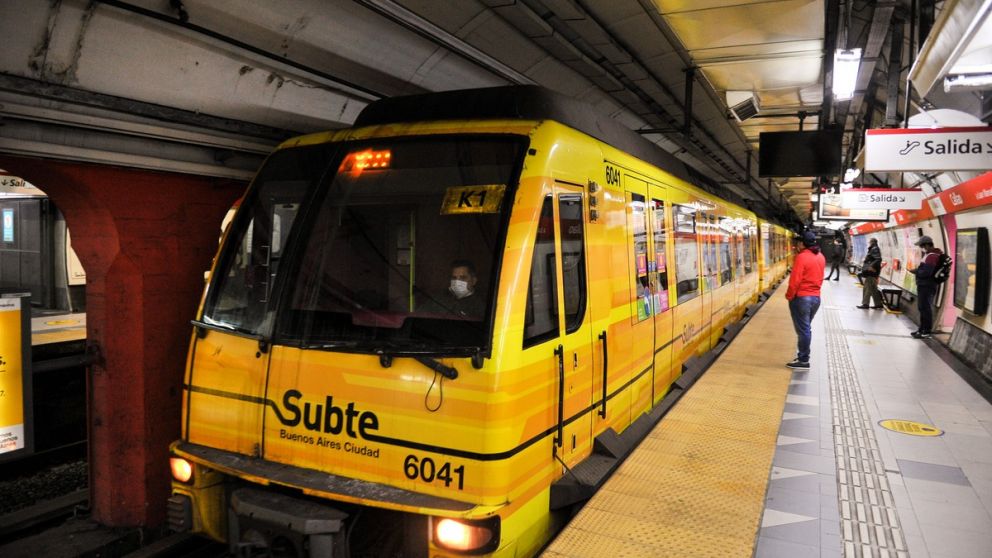 Coronavirus - Argentina - Transporte publico - Tapabocas - Barbijo. Subte con demora en la linea B, estacion Callao. 14.04.2020 Foto Maxi Failla
