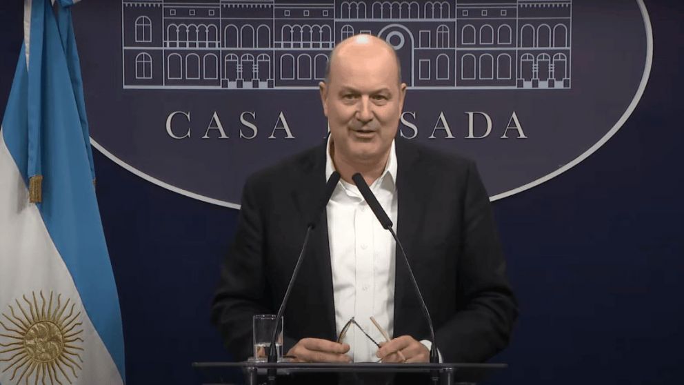 Sturzenegger dijo que “muy pronto” habrá flotación del dólar, pero luego salió a aclarar