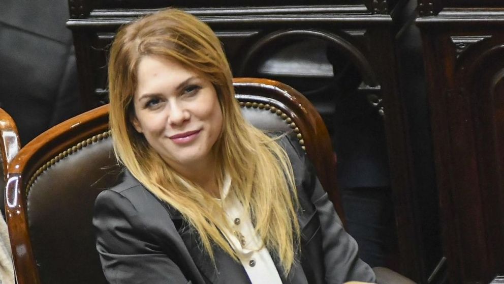 Sin miedo al éxito, Lilia Lemoine desafió a los internautas a subir sus fotos para motivar el "voto pajín"