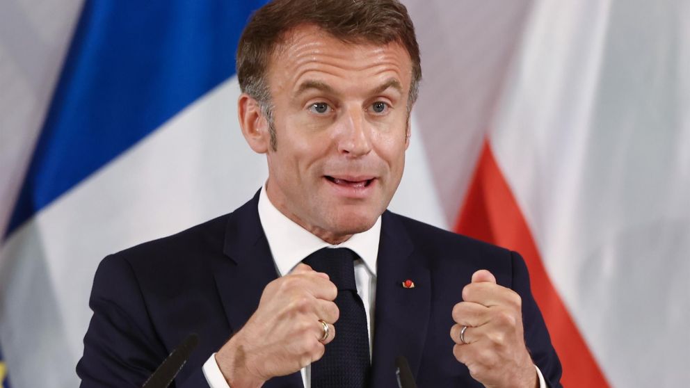 macron celebra liberación de rehenes y apoya plan de paz de trump