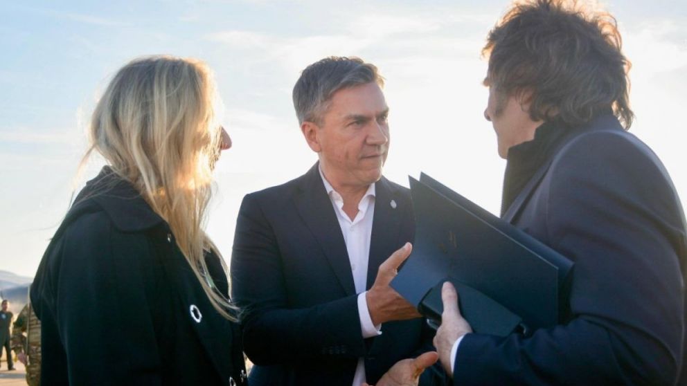 Milei inicia su gira norteña recibido por Zdero