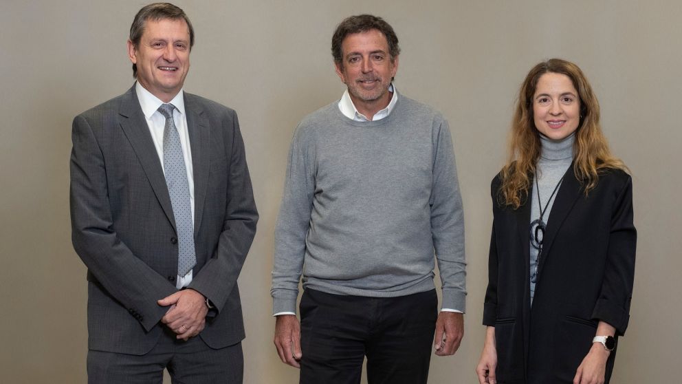 Santiago Mignone, presidente de IDEA; Mariano Bosch, presidente del 61° Coloquio, y Luciana Paoletti, directora ejecutiva de la entidad