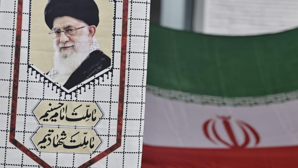 Los exportadores iraníes suelen transferir cargamentos entre buques de la flota, a veces con la ayuda de remolcadores en el golfo Pérsico y en aguas cercanas a Singapur y Malasia, para ocultar el origen de sus cargamentos.