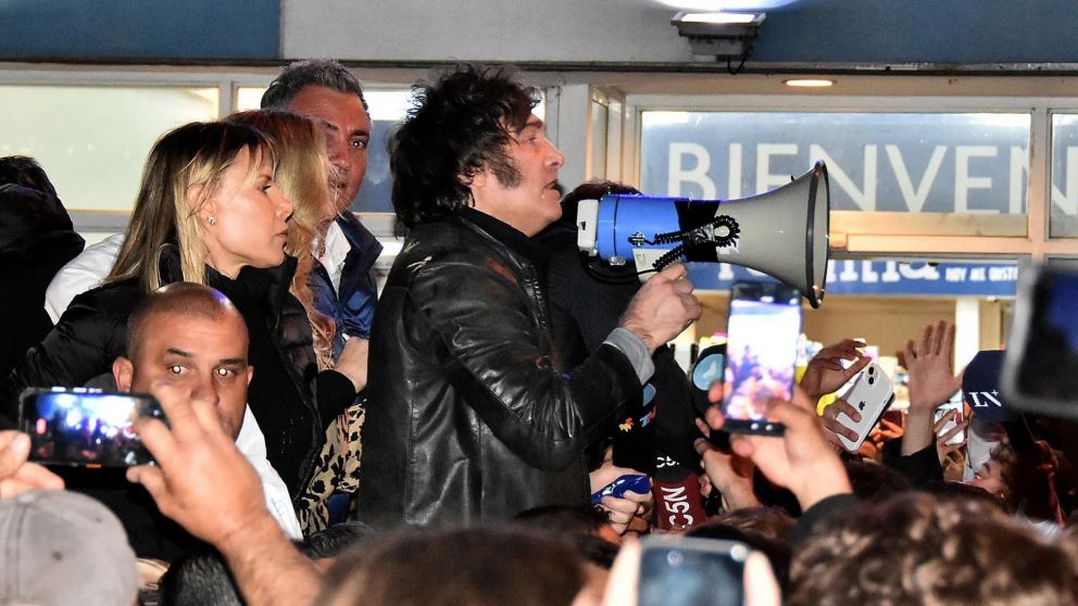 Javier Milei junto a los candidatos de La Libertad Avanza en Mar del Plata. (Foto: NA)