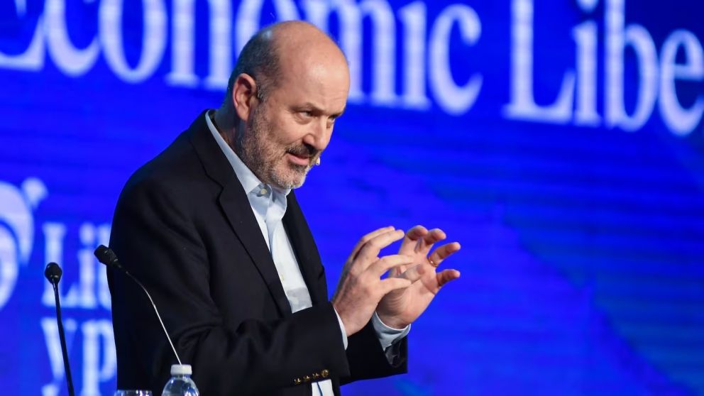 Según Sturzenegger aumentar las jubilaciones podría provocar un aumento masivo de la pobreza infantil