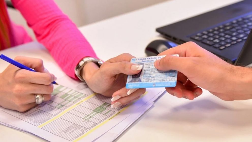 Transitar sin la licencia de conducir en regla o sin la Verificación Técnica Vehicular (VTV) es considerado una falta grave.