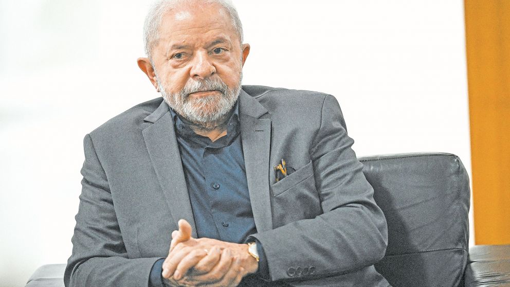 Brazil's President Luiz Inacio Lula Da Silva meets with Supreme Court ministers and his Cabinet at Planalto Presidential Palace in Brasilia on January 9, 2023. - Brazilian security forces locked down the area around Congress, the presidential palace and t