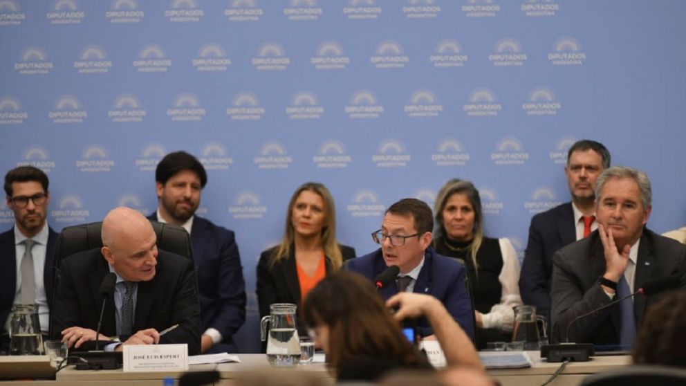 NOTICIAS ARGENTINAS BAIRES OCTUBRE 1: Reunion de la Comisión de PRESUPUESTO Y HACIENDA , Preside Jose Luis Espert, primer candidato a diputado por La Libertad Avanza por la Provincia de Buenos Aires. Fue invitado el señor Secretario de Hacienda de la Naci