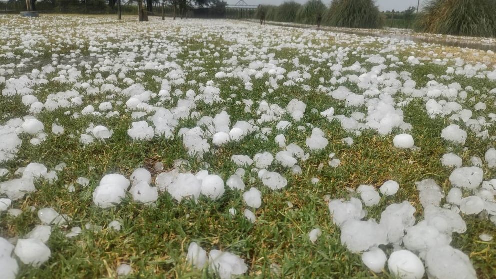 Piedras de hielo del tamaño de un huevo sorprenden al sur cordobés.