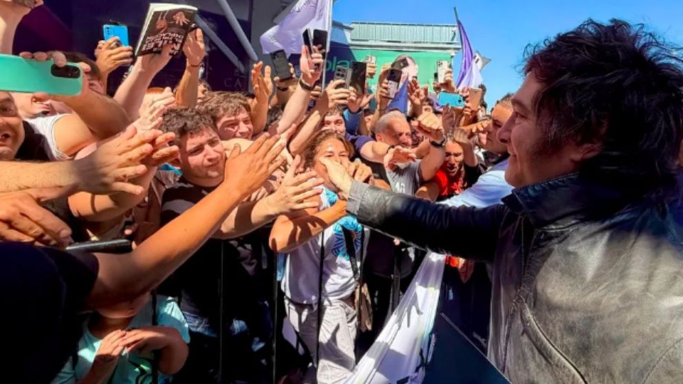 Milei saludó a algunos militantes y partió directamente para Paraná, donde lo espera el gobernador Rogelio Frigerio