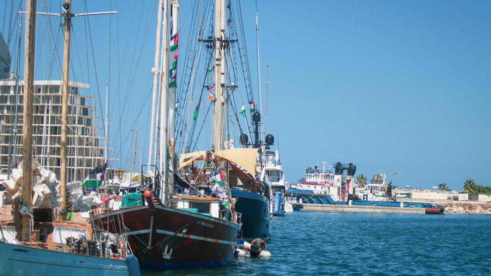 embarcación de la global sumud flotilla interceptada por israel llega a chipre