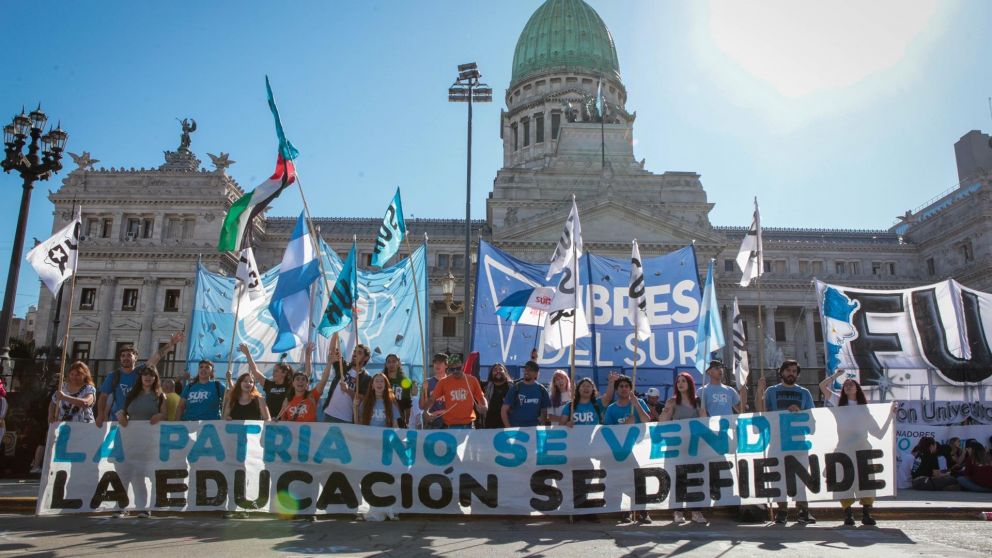 el senado argentino desafía a milei y aprueba leyes clave para universidades y salud pediátrica
