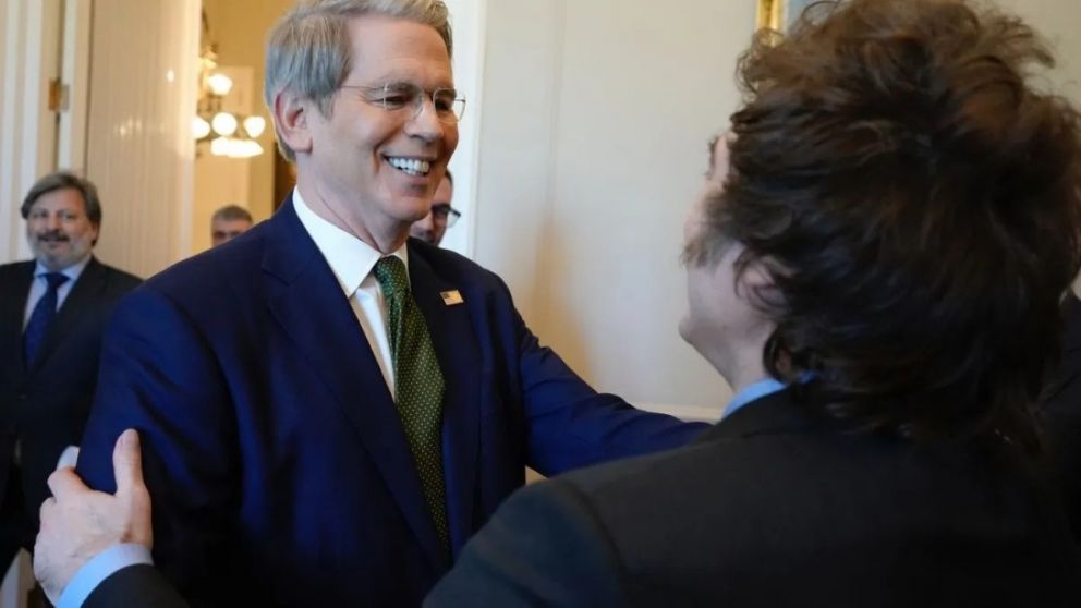 El secretario del Tesoro de EEUU, Scott Bessent, sonr�e mientras abraza a Javier Milei