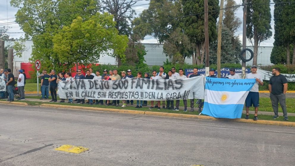 Los trabajadores de Ilva están acampando frente a la planta en el Parque Industrial de Pilar desde 29 de agosto