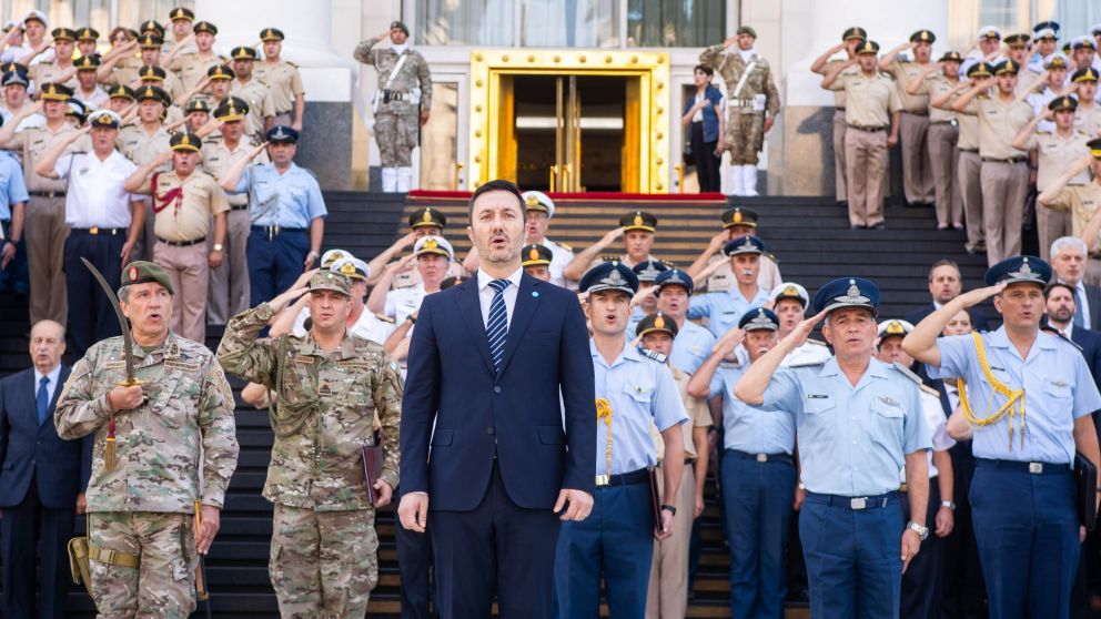 zzzznacp2NOTICIAS ARGENTINAS BAIRES, ENERO 9: El ministro de Defensa, Luis Petri, tom� juramento y puso en funciones esta ma�ana al nuevo jefe del Estado Mayor Conjunto de las Fuerzas Armadas, brigadier general Xavier Juli�n Isaac. Foto NAzzzz