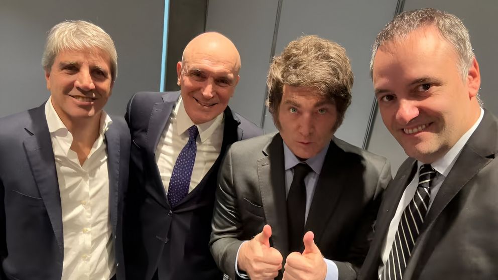 Luis Caputo, José Luis Espert, Javier Milei y Manuel Adorni en una foto publicada en X