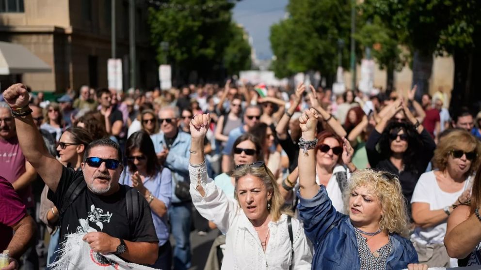 Miles de griegos marcharon por las calles de Atenas y otras grandes ciudades