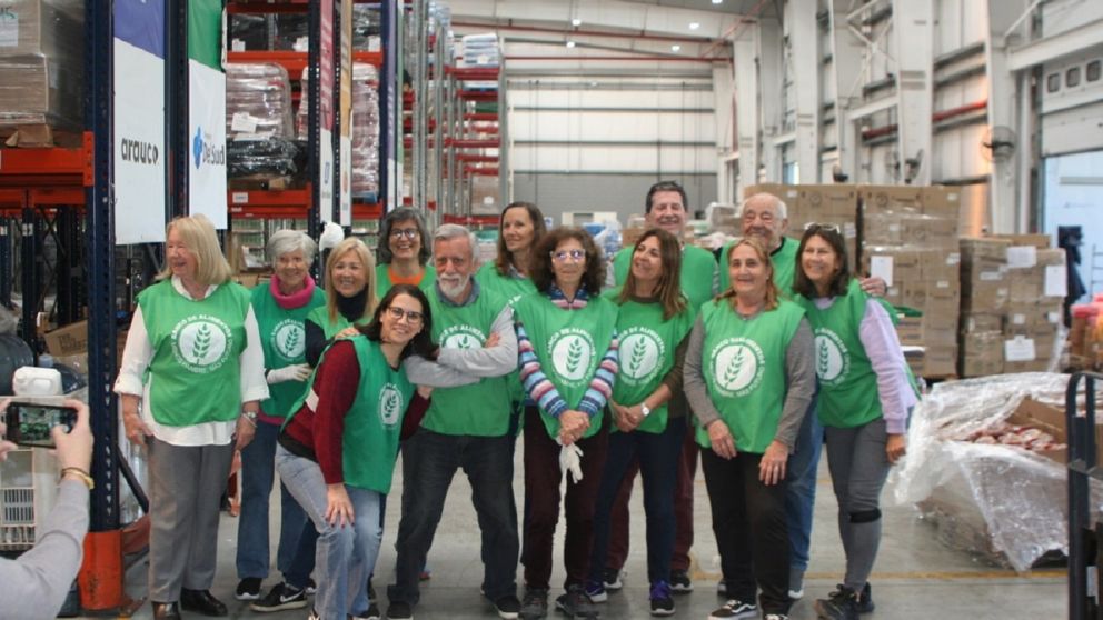 Jóvenes y adultos mayores, en una tarea de cooperación
